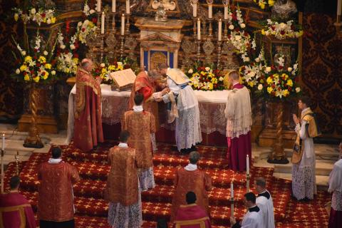 Le Pontife donne la paix aux nouveaux prêtres